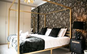 Spacious 6 Bedroom House - Sleeps 11, Convenient Location, Perfect For Families